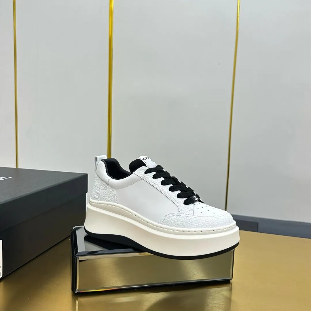 👟👟Ex-factory price 600👟👟 Upgraded version, upgraded version, upgraded version! No rebuttal accepted! ! ! ! Chanel Chanel panda shoes! 2025 counter's top casual sports shoes. This classic design; the upper is electro-embroidered with a variety of techniques; the outsole is fashionable and sporty; the unusual inclusion of a variety of color matching elements... The diversified mix and match is very good-looking and versatile, and can be used for leisure, fashion, sports, and outdoor... ꫛꫀꪝ Go➫ Materials: ❶Upper made of: original imported first-layer silk cowhide + original waterproof cloth + original first-layer cowhide ❷Inner lining: Original Yangli+Net ❸Outsole based on: Original TPU combination outsole Counter boutique packaging complete set for women 35–41 👉 👉